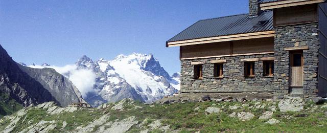 Goléon p01-35.jpg - REFUGE DU GOLEON. Courte, mais rude montée depuis le hameau de Valfroide. Nous posons nos sacs et finissons la journée face au panorama sur le massif de la Meije.Copyright PiR.